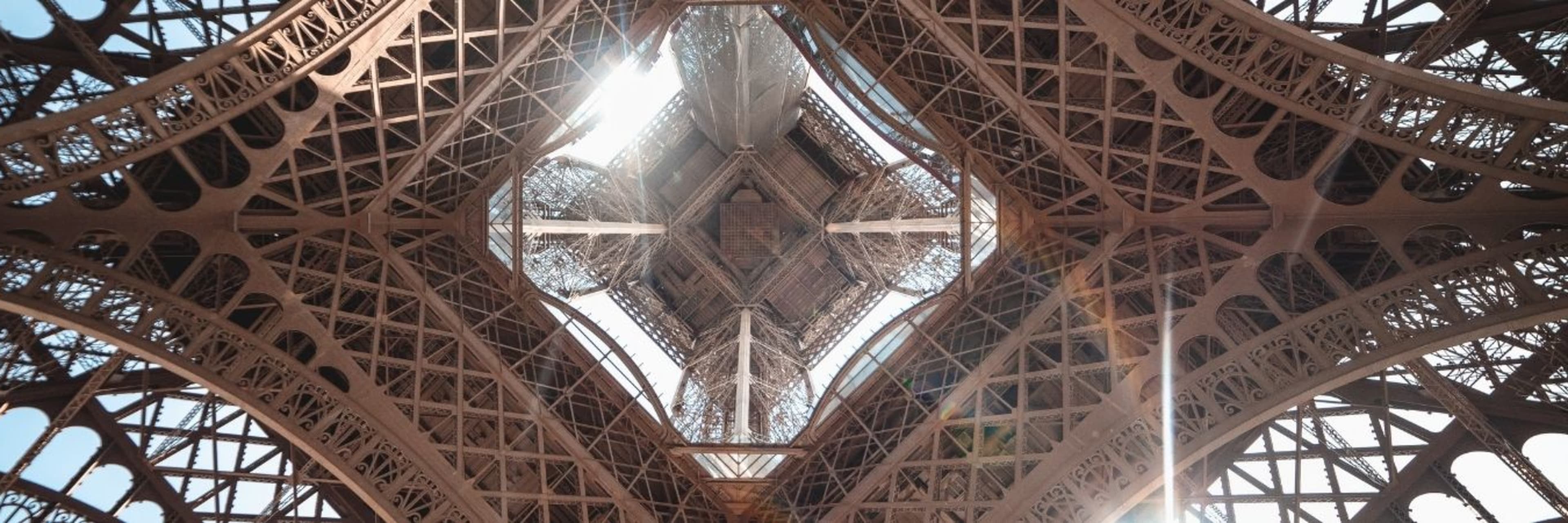 エッフェル塔登頂ガイドツアー | パリ・パス®